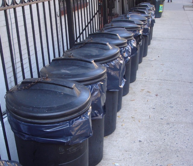 Pojemniki na odpadyOpłaty za wywóz śmieci - latem mogą być nawet dwa razy wyższe