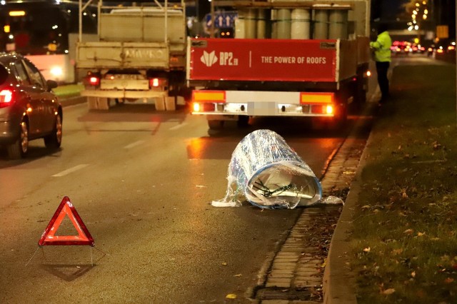 Blacha o wadze tony wypadła z jadącej ciężarówki! Spore utrudnienia dla kierowców.