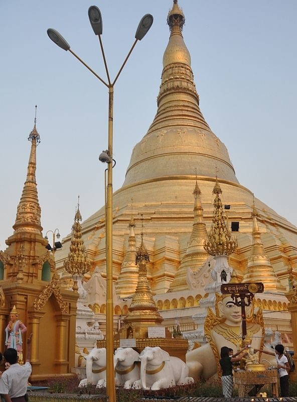 Złota Stupa o wysokości niemal stu metrów