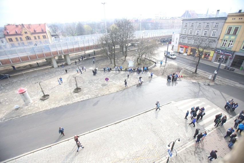 Około setki fanów Ruchu Chorzów czeka na wynik głosowania...