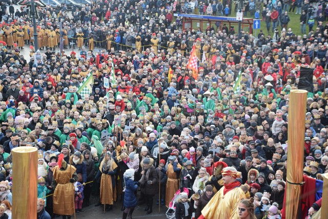 Orszak Trzech Króli w Białymstoku zgromadził tysiące mieszkańców. To już tradycja, że w Święto Objawienia Pańskiego, trzem królom w barwnej procesji towarzyszą mieszkańcy miasta.