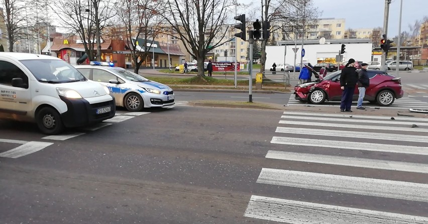 W Słupsku 79-letni kierowca toyoty wjechał na czerwonym...