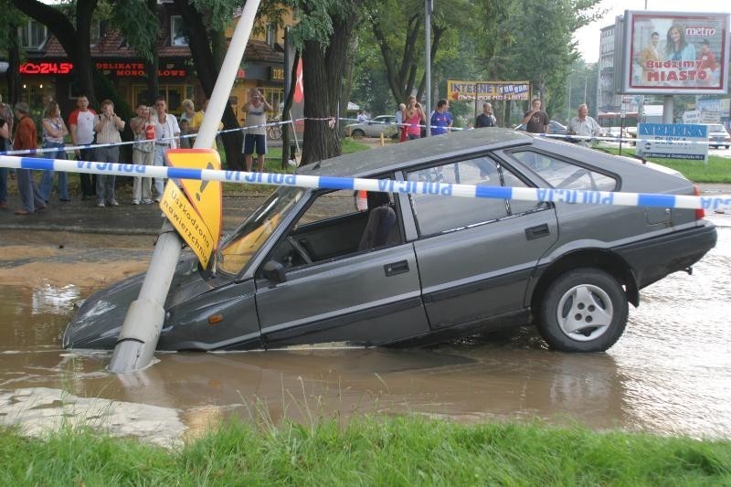 18.07.2007. Na rogu ul. Zaporowskiej i Grabiszyńskiej pękła...