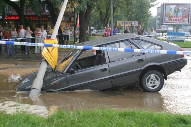 18.07.2007. Na rogu ul. Zaporowskiej i Grabiszyńskiej pękła rura. W dziurę wpadło auto