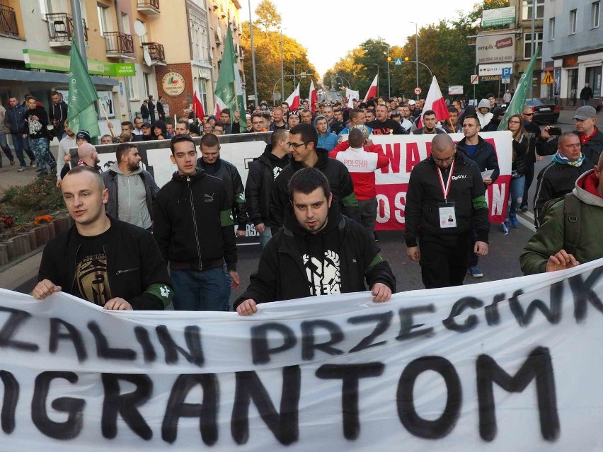 Marsz przeciw uchodźcom w Koszalinie. Bójka przed ratuszem [wideo] 