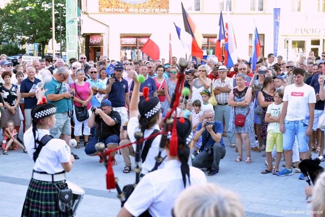 Parada rozpoczęła się o godzinie 18.00. Wyruszyła z Wybrzeża Władysława IV i przeszła na Plac Wolności w centrum miasta. Zwieńczeniem był urodzinowy tort.Przemarsz poprowadził zespół dudziarzy Pipes&Drums, a w paradzie wzięli udział członkowie załóg żaglowców i uczestnicy 10. Sail Świnoujście.