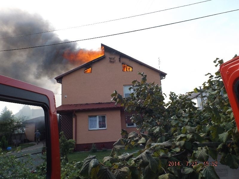 Pożar poddasza domu w Piotrkowicach 