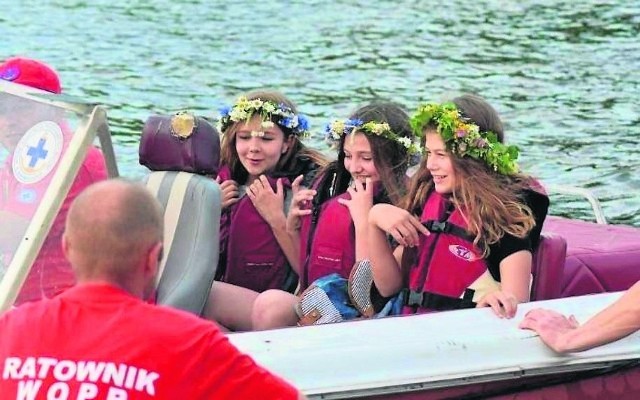 Jak co roku młodzież z białobrzeskiego powiatowego Wodnego Pogotowia Ratunkowego w Białobrzegach pokaże obrzędy sobótkowe. Będzie też puszczanie wianków na Pilicę.