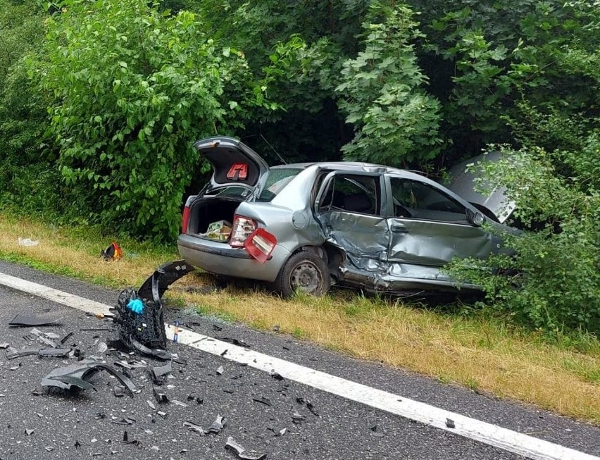 Zderzenie dwóch aut w Jasionnej na drodze krajowej numer 78! Matkę z dzieckiem uwalniali strażacy, w akcji śmigłowiec