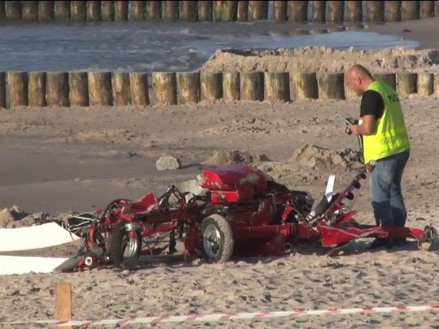 Z nieznanych przyczyn wiatrakowiec latający nad plażą w Jarosławcu spadł do morza 15 metrów od brzegu. Pilot nie żyje