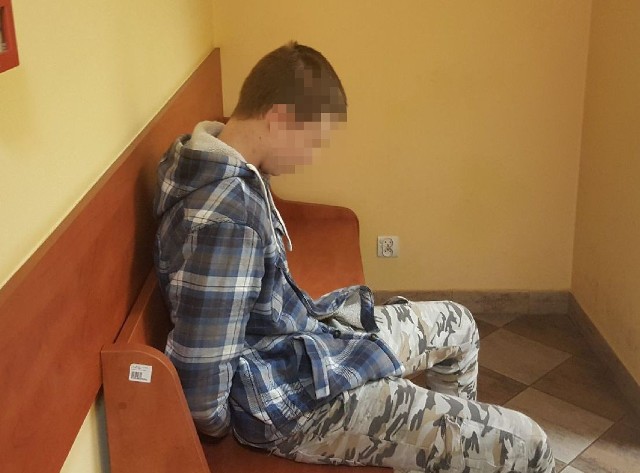 Na dwa miesiące do aresztu trafili dwaj mężczyźni, którzy mają związek z rozbojem oraz czynną napaścią na policjanta. Ich 16-letni kompan trafił do schroniska dla nieletnich. Za tego typu przestępstwa grozi kara do 12 lat pozbawienia wolności.Do zdarzenia doszło w minioną sobotę (31 marca) o godzinie 3.50 na ul. Mennica w Bydgoszczy. Wówczas kryminalni z bydgoskiej komendy pełnili służbę w rejonie Starego Rynku w ramach akcji „Alkohol i narkotyki”. Patrolując ul. Mennica zauważyli jak trzej mężczyźni kopią leżącego na ziemi pokrzywdzonego, a także przeszukują jego kieszenie. Policjanci natychmiast zatrzymali radiowóz i podbiegli w ich stronę. Jeden z policjantów zatrzymał napastnika, a drugi najpierw udzielił pomocy leżącemu mężczyźnie. Okazało się, że ten został napadnięty, sprawcy zabrali mu portfel z dokumentami i telefon.➤➤ Czytaj dalej.Zobacz również:Wykroczenia kierowców w Bydgoszczy na kamerach monitoringu