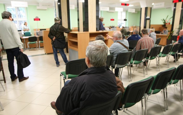 Znamy już stawki i terminy wypłat czternastej emerytury. Sprawdziliśmy, kto otrzyma dodatkowe świadczenie dla seniorów w tym roku. Zobacz, czy także otrzymasz powiększony przelew o czternastą emeryturę. Kto otrzyma czternastą emeryturę w 2022 roku? Przygotowaliśmy specjalną listę oraz wyliczenia stawek. Szczegóły na kolejnych stronach ---->