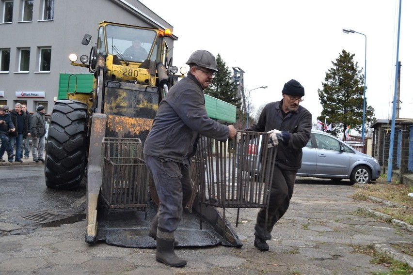 Strajk na Śląsku: miasteczko namiotowe przed kopalnią...