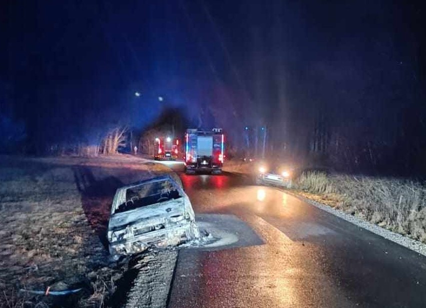 Tragedia w miejscowości Misiakowiec pod Opocznem. Odkryto zwęglone ciało w spalonym samochodzie ZDJĘCIA Co się wydarzyło?