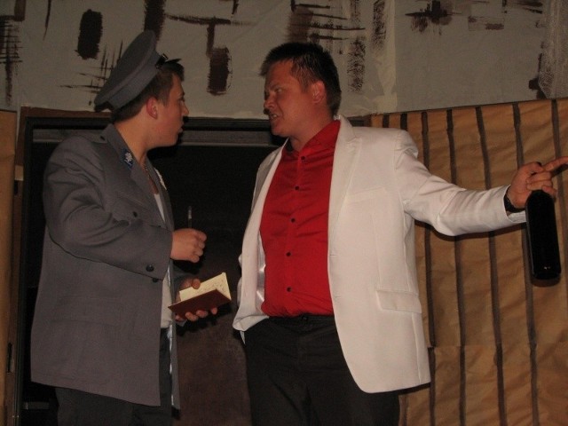 W najnowszym spektaklu wystąpił też Mateusz Sacharzewski (z prawej; obok Krzysztof Olejniczak).