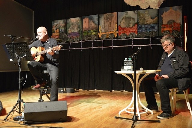 Adam Ochwanowski, po prawej i Tomasz Wachnowski podczas "Wieczoru z Bardami" w Pińczowie. Podczas wydarzenia poeta ze Złotej zaprezentował "Wiersze dla Lidki".