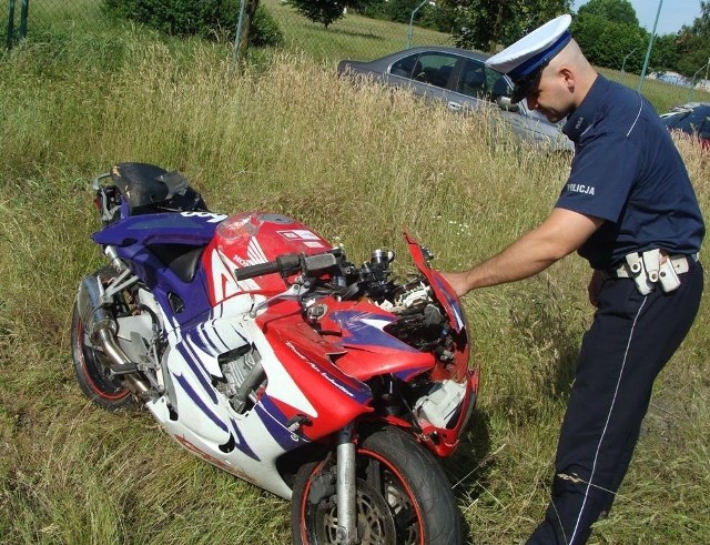 Motocyklista poruszał się tym pojazdem.