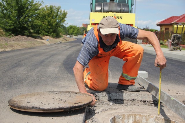 Leszek Bilon z firmy PACHOLAK pracuje na przebudowie drogi Kolejowej i Dworcowej w Skwierzynie.