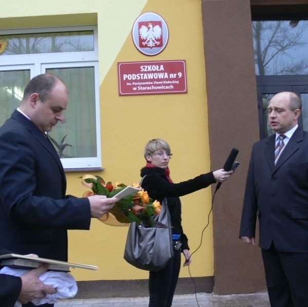 Odsłonięcia tablicy szkoły na wyremontowanym budynku szkoły dokonał prezydent miasta Wojciech Bernatowicz i naczelnik wydziału oświaty Urzędu Miejskiego Janusz Skibiński. 