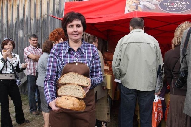 Monika Swat z piekarni Gajda prezentuje dwa rodzaje chleba: ze smażoną cebula i kapustą oraz Chleb Chopinowski, stworzony z okazji 200 rocznicy urodzin Fryderyka Chopina