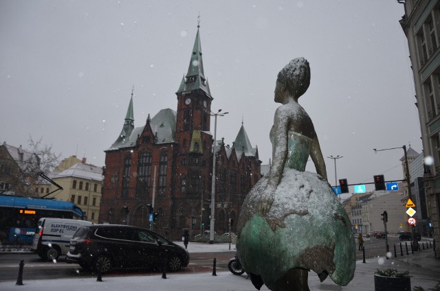 Od ponad tygodnia Wrocław pokryty jest śniegiem. Sprzyja temu mroźna temperatura, ale już niedługo, bo nadchodzi odwilż. Dni kiedy na ulicach leżą zaspy białego puchu są już policzone.
