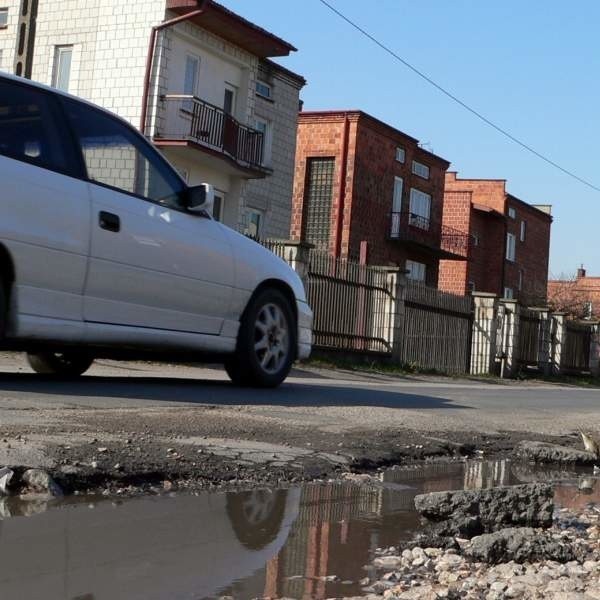 Tak wygląda ulica Klwatecka w Radomiu. W kałuży leżą zatopione kawałki asfaltu, a droga z każdym dniem coraz bardziej kruszeje.