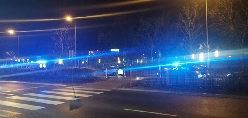 Białystok: Wypadek na ul. Zwierzynieckiej. Osobówka potrąciła 17-letniego chłopaka na przejściu [ZDJĘCIA]