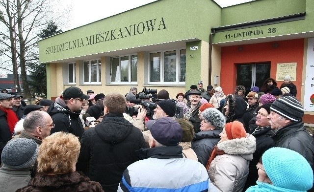 W południe przed siedzibą SM "Radogoszcz-Zachód" zgromadziły...