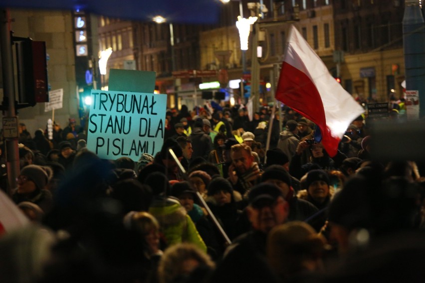 Strajk obywatelski w Warszawie, czyli marsz KOD 13 grudnia. Była też manifestacja PiS [ZDJĘCIA]