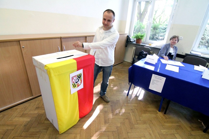 Jesienią wrocławianie znów pójdą do urn. Wybory do rad...