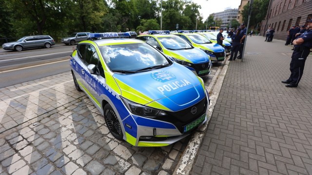 Policjanci na Dolnym Śląsku otrzymali łącznie 9 radiowozów elektrycznych z nowymi oznaczeniami. Będą patrolować m.in. największe miasta województwa.