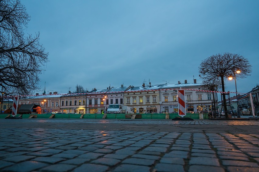 Ruszyła budowa lodowiska na sądeckim rynku