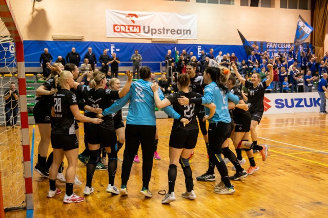 Handball JKS Jarosław (czarne stroje) po rzutach karnych pokonał rywalki z Kalisza.