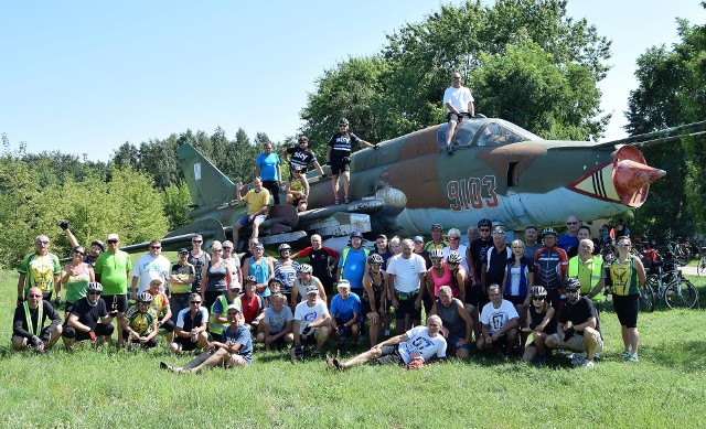 Ponad 60. turystów rowerowych wzięło udział w rajdzie dookoła jez. Gopło, tzw. dużą pętlą. Imprezę zorganizowała Nadgoplański Oddział PTTK. Po drodze uczestnicy wycieczki zwiedzali obiekty i zabytki wskazane w regulaminie odznaki turystycznej "50 lat Nadgoplańskiego Parku Tysiąclecia". Dzięki udziałowi w rajdzie większość jego uczestników może powiedzieć, że odznakę ma już w kieszeni.