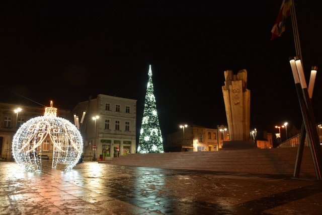 Iluminacje świąteczne 2021 na Rynku Miejskim i przed CKiS w Sępólnie Krajeńskim