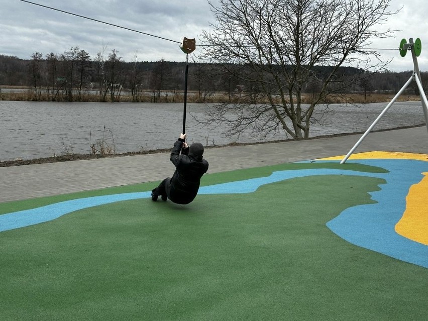 Plac zabaw i skate spot już dostępne nad zalewem Pasternik w Starachowicach. Są też sprzęty dla osób z niepełnosprawnościami. Zobacz film