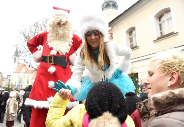 W niedzielę, 16 grudnia, mieszkańcy mogli się spotkać na zielonogórskim deptaku na miejskiej wigilii. Na zielonogórzan czekało sporo atrakcji. W niedzielne południe świąteczne uroczystości rozpoczęły się od "Elfów w tarapatach" - bajki i zabaw dla najmłodszych mieszkańców Zielonej Góry. Potem nie zabrakło kolejnych atrakcji dla dzieci, w tym mikołajkowych czytanek. A chwilę po godzinie 15.00 biskup Diecezji Zielonogórsko-Gorzowskiej Tadeusz Lityński, razem z prezydentem Zielonej Góry, Januszem Kubickim, złożyli wszystkim mieszkańcom życzenia świąteczne. Nie zabrakło też miłego akcentu dla miłośników kolędowania - przy ratuszu specjalnie dla zielonogórzan wystąpiła kapela góralska Ciupaga z najpiękniejszymi kolędami i pastorałkami. Przypominamy, że jeszcze do 22 grudnia na zielonogórskim deptaku działać będzie Jarmark Bożonarodzeniowy. Stoiska działają w godzinach: 12.00-19.00. 17 i 18 grudnia w godzinach: 16.00-18.00 najmłodsi będą mogli wziąć udział w gwiazdkowej warsztatowni, 19 grudnia (środa) w godzinach: 15.00-18.00 zaplanowano niezwykły pokaz rzeźbienia figur w lodzie (dzieci będą mogły stworzyć własne minifigurki lodowe). A w Sylwestra nie zabraknie miejskiej imprezy. Ta odbywać się będzie na parkingu przy Centrum Biznesu. Początek o godz. 22.00. Zaplanowano Dyskotekę Dorosłego Człowieka, pokazy teatru ognia. Co ciekawe, to właśnie zielonogórzanie mogli zdecydować, czy w tym roku miasto odpali fajerwerki. Więcej zielonogórzan było przeciw tej inicjatywie. ZOBACZ TEŻ: Miejskie mikołajki w Zielonej Górze. Ale to była magia! Miasto rozbłysło tysiącem barw, choinka zachwyciła mieszkańców [ZDJĘCIA, WIDEO];nf