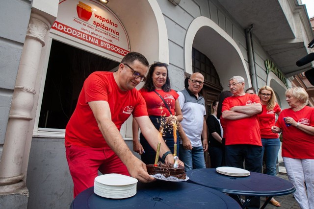 Był tort i miłe spotkania - bydgoska jadłodzielnia "Wspólna Spiżarnia" w czwartek po południu uczciła swoje drugie urodziny. Zobaczcie naszą fotorelację!W czwartek po południu przy ul. Gdańskiej 79 w Bydgoszczy trwały drugie urodziny „Wspólnej Spiżarni”, czyli jednej z bydgoskich jadłodzielni. Jej inicjatorem był Ireneusz Nitkiewicz, bydgoski radny, teraz wiceprzewodniczący Rady Miasta. Razem z ekipą wolontariuszy zapraszał  mieszkańców na urodzinowy tort i poczęstunek. 