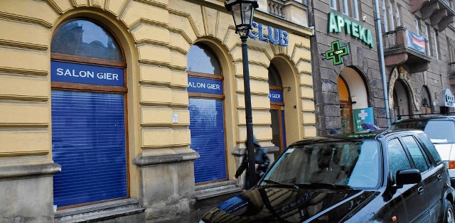 Z salonu gier przy ul. Szpitalnej 36 celnicy zarekwirowali już łącznie 40 nielegalnych automatów. A wciąż pojawiają się nowe