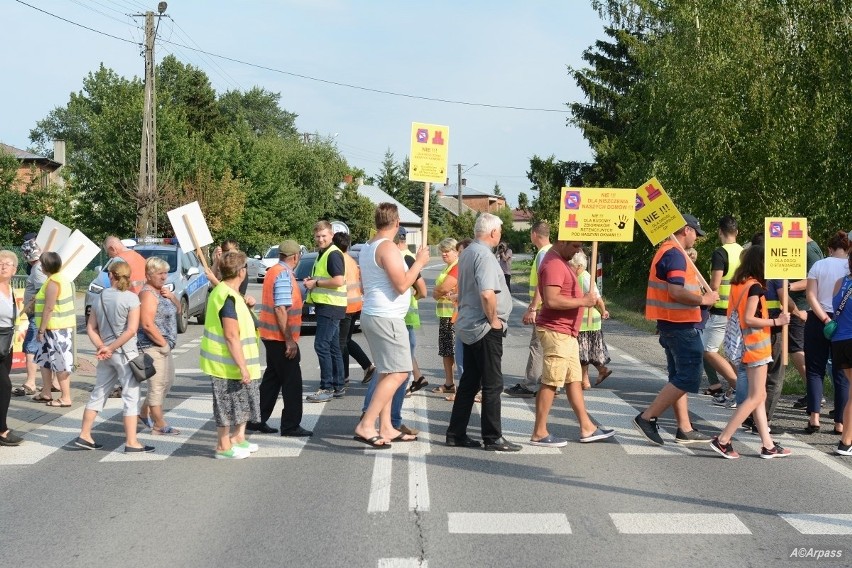 Kolejny strajk w Mniszewie. Mieszkańcy zablokowali drogę DK 79. Protestują przeciw jej przebudowie 