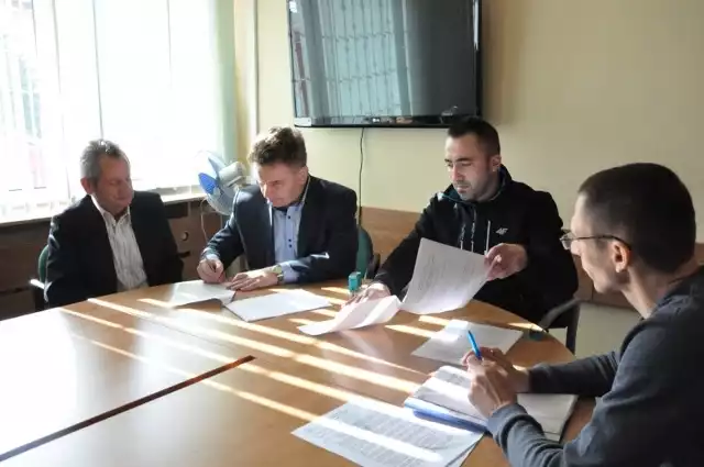 Podczas podpisania umowy na rozbudowę żłobka w Urzędzie Gminy w Połańcu