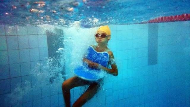Lekcja pływania dla dzieci ze szkoły podstawowej na basenie przy ul. Bażyńskich w Toruniu