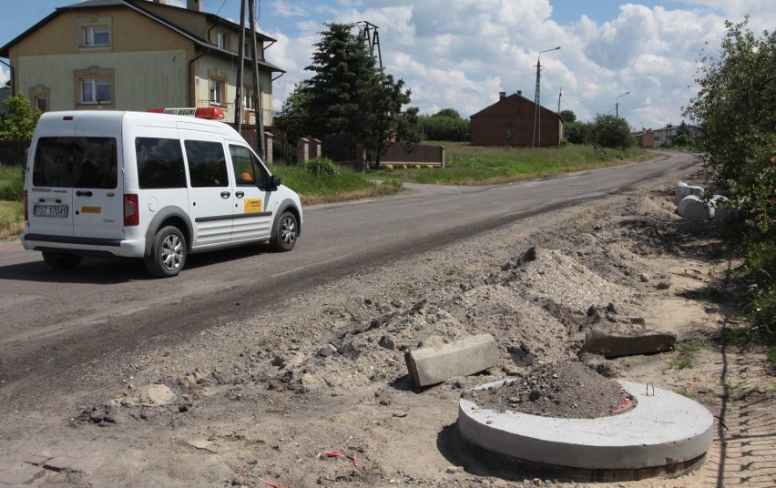 Gmina Skaryszew. Trwa remont drogi wojewódzkiej numer 733. Drogowcy przebudowują jezdnię w Kobylanach i budują most w Skaryszewie