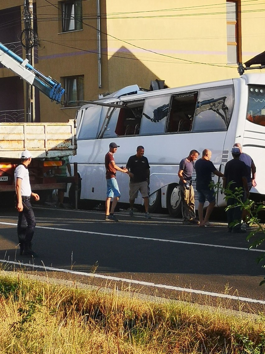 Autokar polskiej pielgrzymki po wypadku