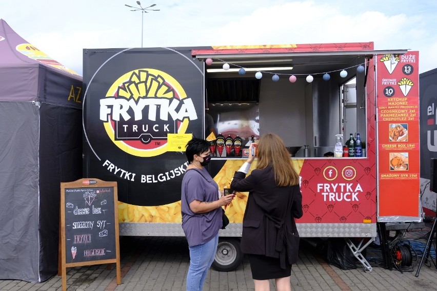 W Toruniu trwa Zlot Foodtrucków. Na parkingu przy CH Nowe...