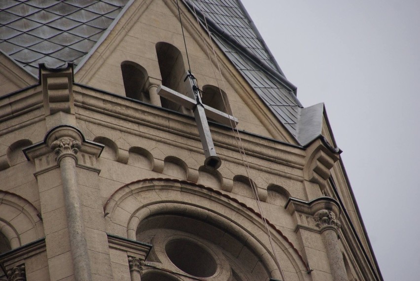 Nowy krzyż na wieży kościoła św Mateusza w Łodzi [ZDJĘCIA]
