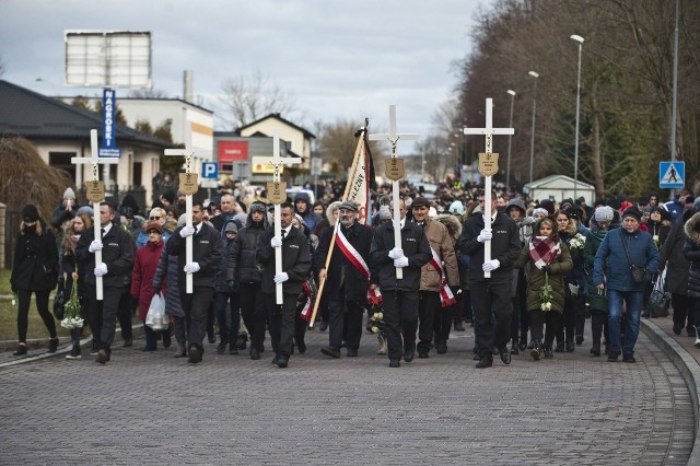 Pogrzeb nastolatek w Koszalinie. Ostatnia droga Amelii, Karoliny, Julii, Małgorzaty i Wiktorii