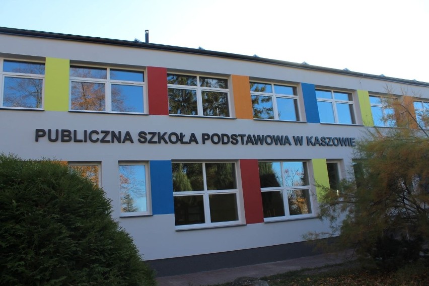 Szkoła podstawowa w Kaszowie ma między innymi nową elewację,...