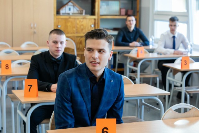 W drugim dniu matury uczniowie pisali egzamin z podstawy z matematyki. Na zdjęciu maturzyści z Zespołu Szkół Budowlanych w Bydgoszczy.