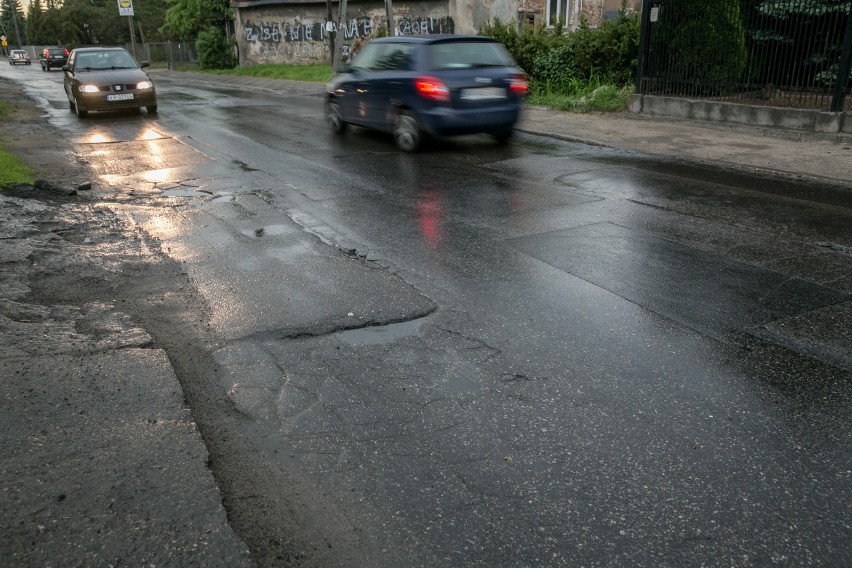 Na dziurawej ulicy Cechowej można zniszczyć zawieszenie....
